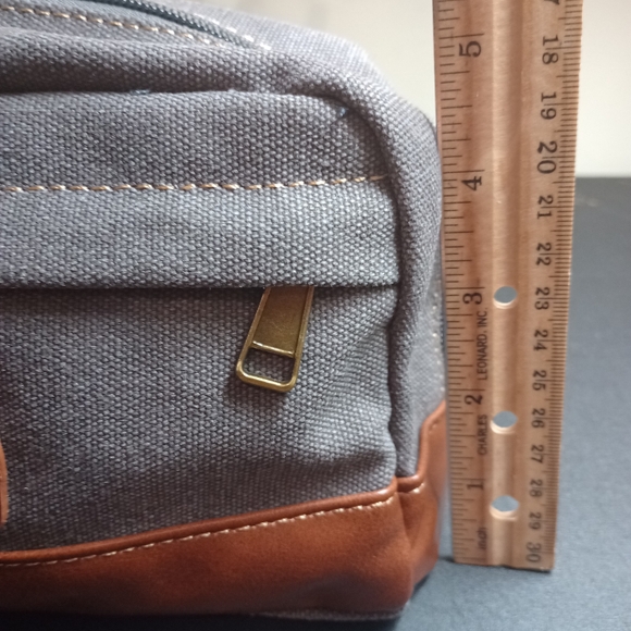 Travel bag   with zippered pockets. - Picture 8 of 11